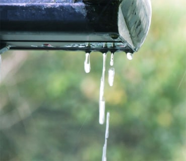 雨水から建物を腐食することを防ぎ、外壁や屋根への雨漏りから守ります。